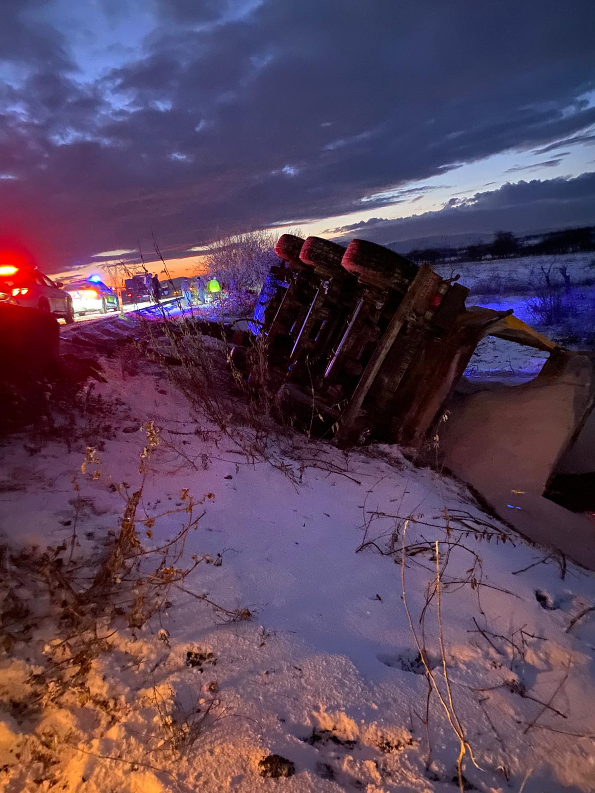 Kar Yağışı Sonrası Kayganlaşan Yolda Kontrolden Çıkan TIR Şarampole Yuvarlandı