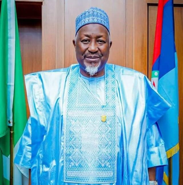 &nbsp; Sağlık Nedenleriyle Görevden Ayrıldı Nijerya Savunma Bakanı Mohammed Badaru
