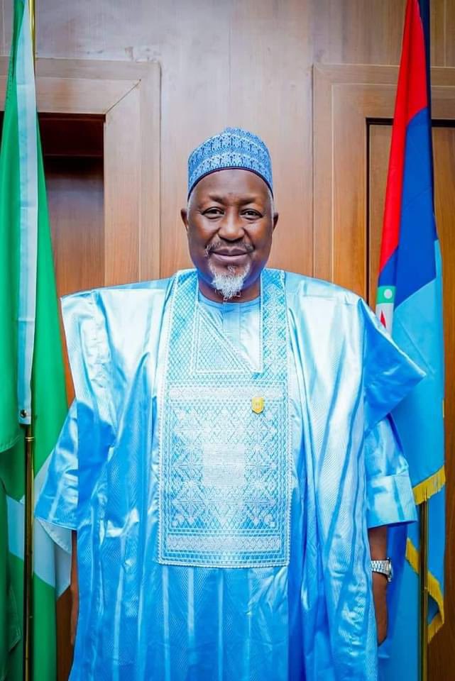 &nbsp; Sağlık Nedenleriyle Görevden Ayrıldı Nijerya Savunma Bakanı Mohammed Badaru