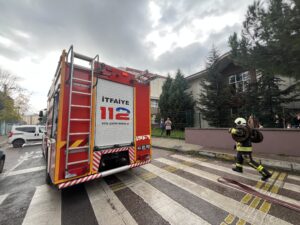 &nbsp; Bodrum Kattaki Yangın Kısa Sürede Söndürüldü Kocaeli’nin Derince ilçesinde