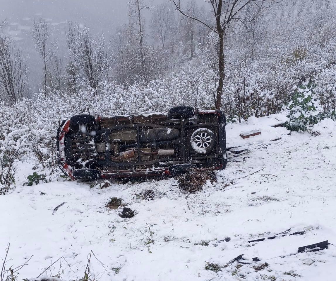 &nbsp; Karlı Yolda Kontrolden Çıkan Kamyonet Şarampole Düştü Ordu’nun Gölköy