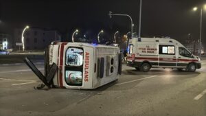 Kavşakta Meydana Gelen Kazada Ambulans Metrelerce Sürüklendi Karabük’te otomobil ile