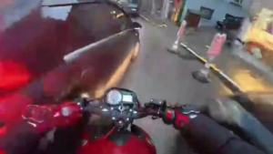 Düzce’nin Akçakoca ilçesinde otomobil ile motosikletin çarpışması sonucu meydana gelen