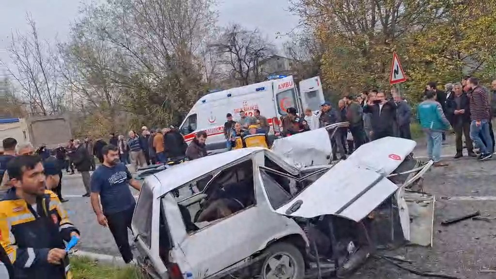 &nbsp; Çaycuma’da Meydana Gelen Kazada Otomobil İkiye Bölündü ZONGULDAK’ın Çaycuma