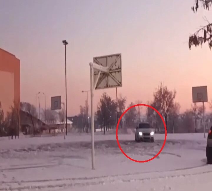 Diyarbakır’da Dicle Üniversitesi Yerleşkesine Giren Bir Sürücü, Kar Üstünde Drift