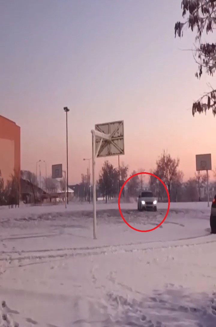 Diyarbakır’da Dicle Üniversitesi Yerleşkesine Giren Bir Sürücü, Kar Üstünde Drift