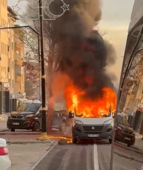 &nbsp; Yangın 20 Dakikada Söndürüldü Sivas’ta cadde kenarında park halinde