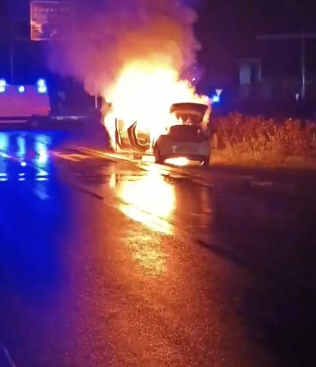 &nbsp; Otomobil Yangını Terminal Karşısında Meydana Geldi Bartın Otobüs Terminali