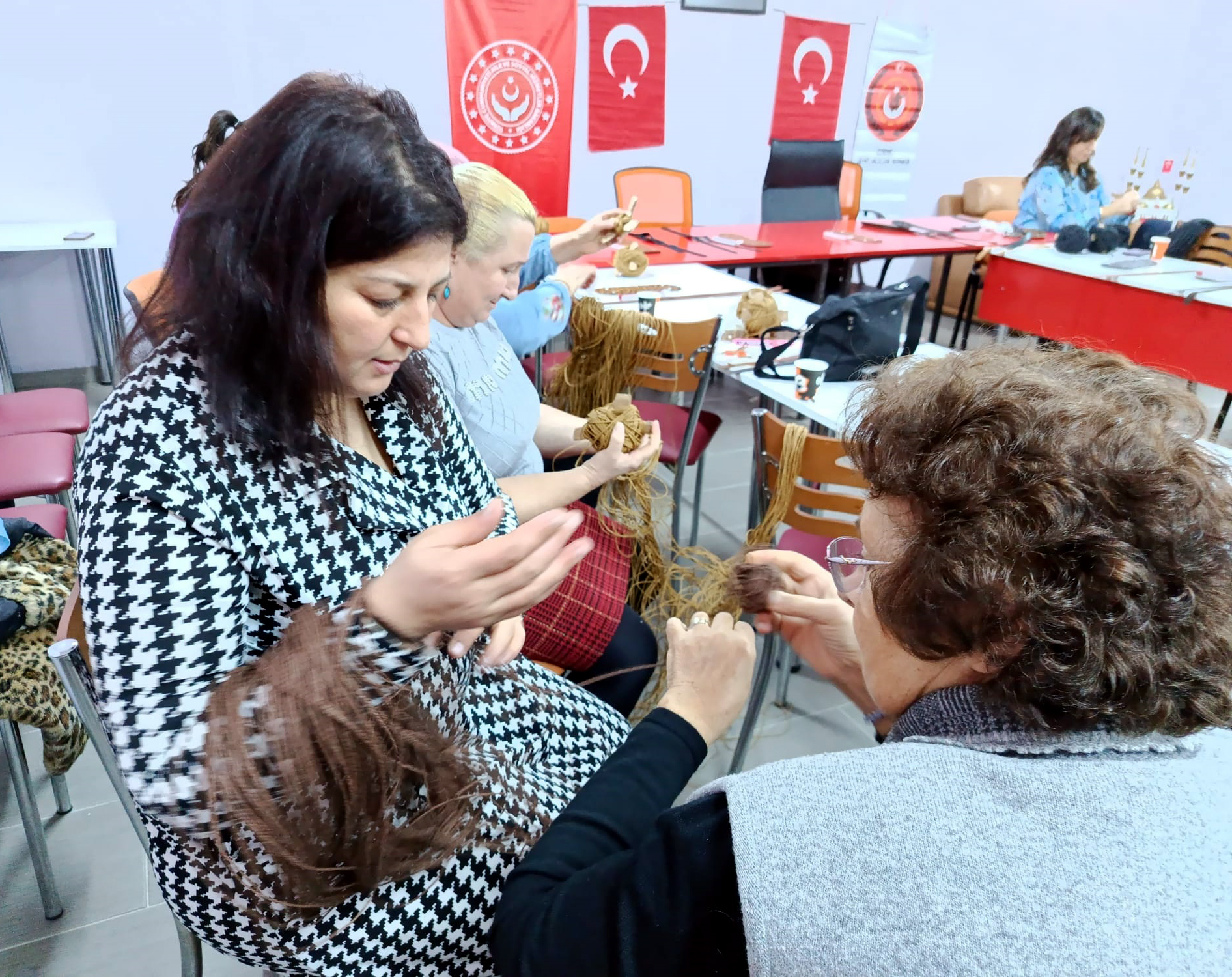 &nbsp; “Hem Dayanışma Hem Üretim”: Şehit Yakınları El Sanatlarıyla Bir