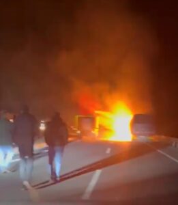 Erzincan’ın Üzümlü İlçesinde Gece Saatlerinde Çıkan Yangında Bir TIR Tamamen