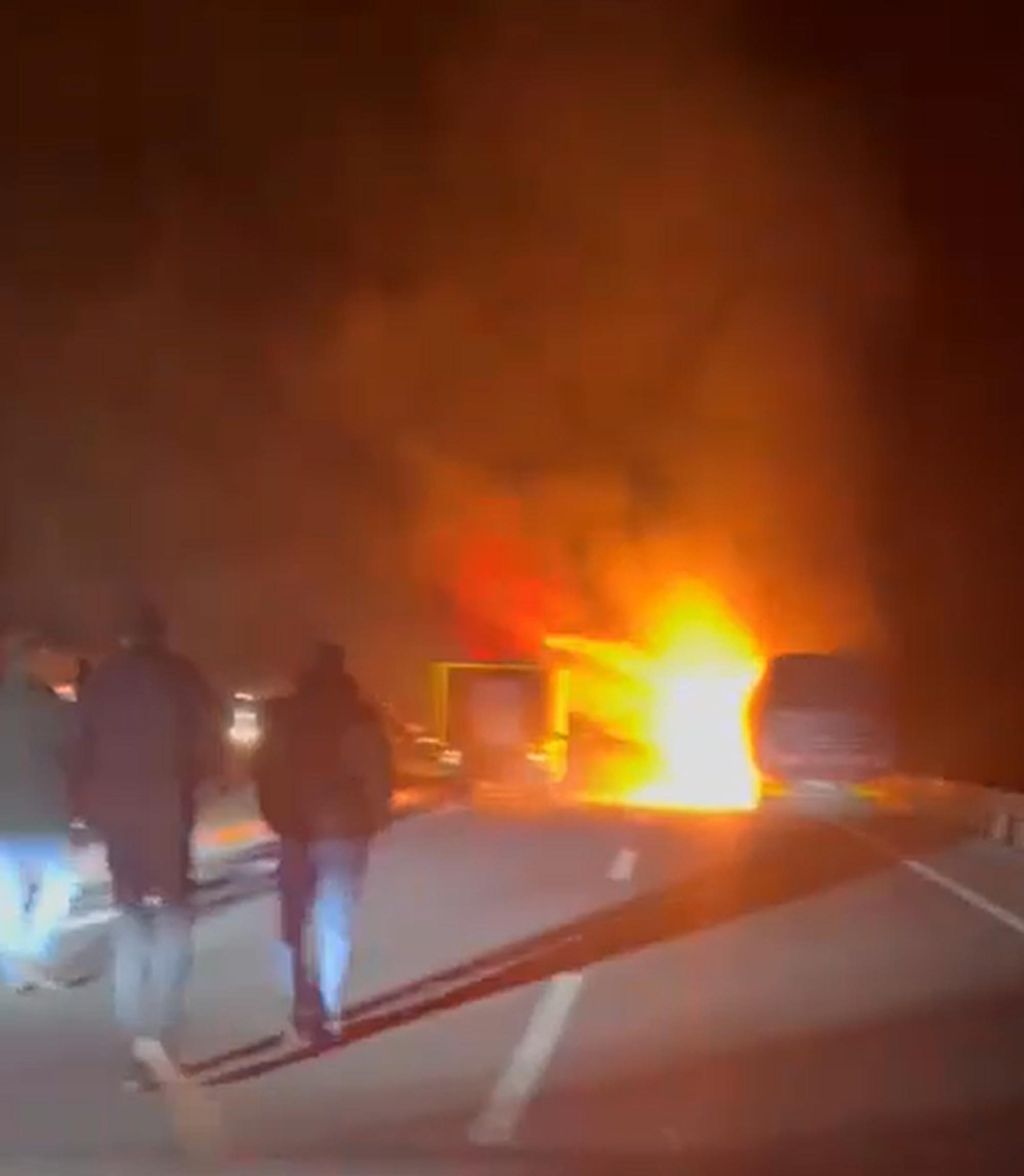 Erzincan’ın Üzümlü İlçesinde Gece Saatlerinde Çıkan Yangında Bir TIR Tamamen
