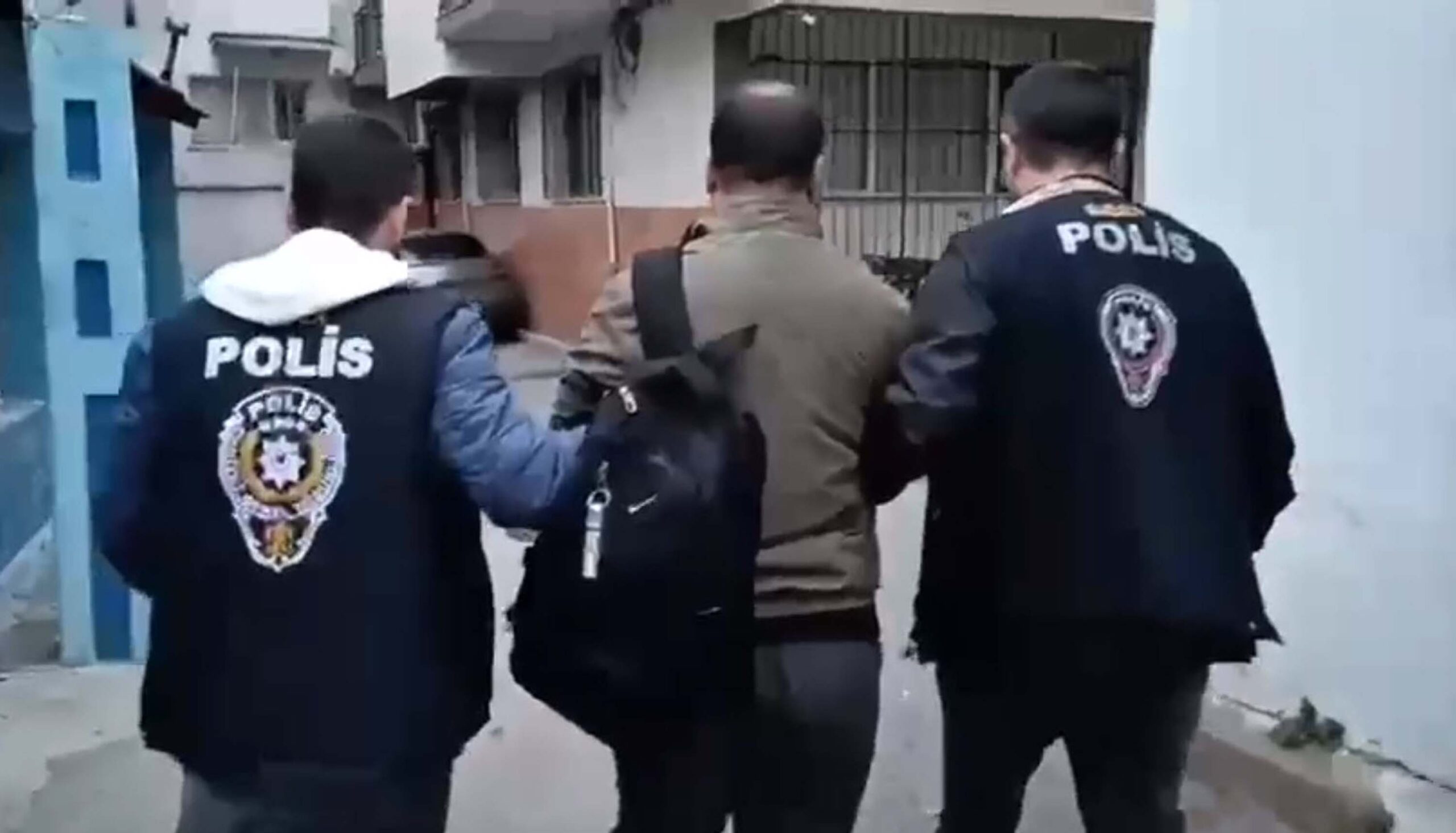 İzmir Polisinden Kaçak Siber Dolandırıcılara Darbe: 43 Yıl Cezası Bulunan