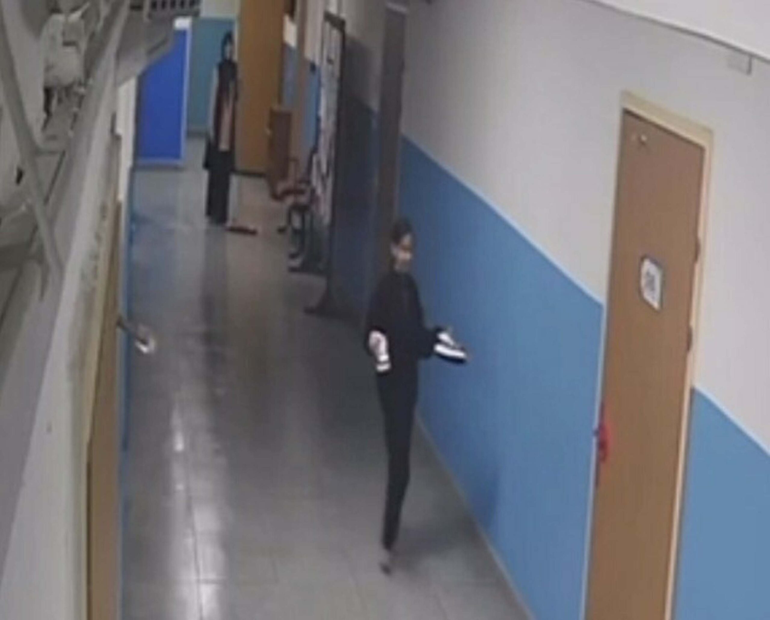Temizlik Yapılan Koridoru Çoraplarıyla Geçen Ortaokul Öğrencisi Güvenlik Kamerasına Yansıdı