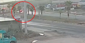 Şırnak’ın Cizre ilçesinde kontrolden çıkan vincin trafik ışıklarında bekleyen 6