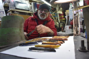 Sivas’ta Ürettiği 1,5 Santimetrelik Minyatür Bıçaklarla Guinness Rekorlar Kitabı’na Aday