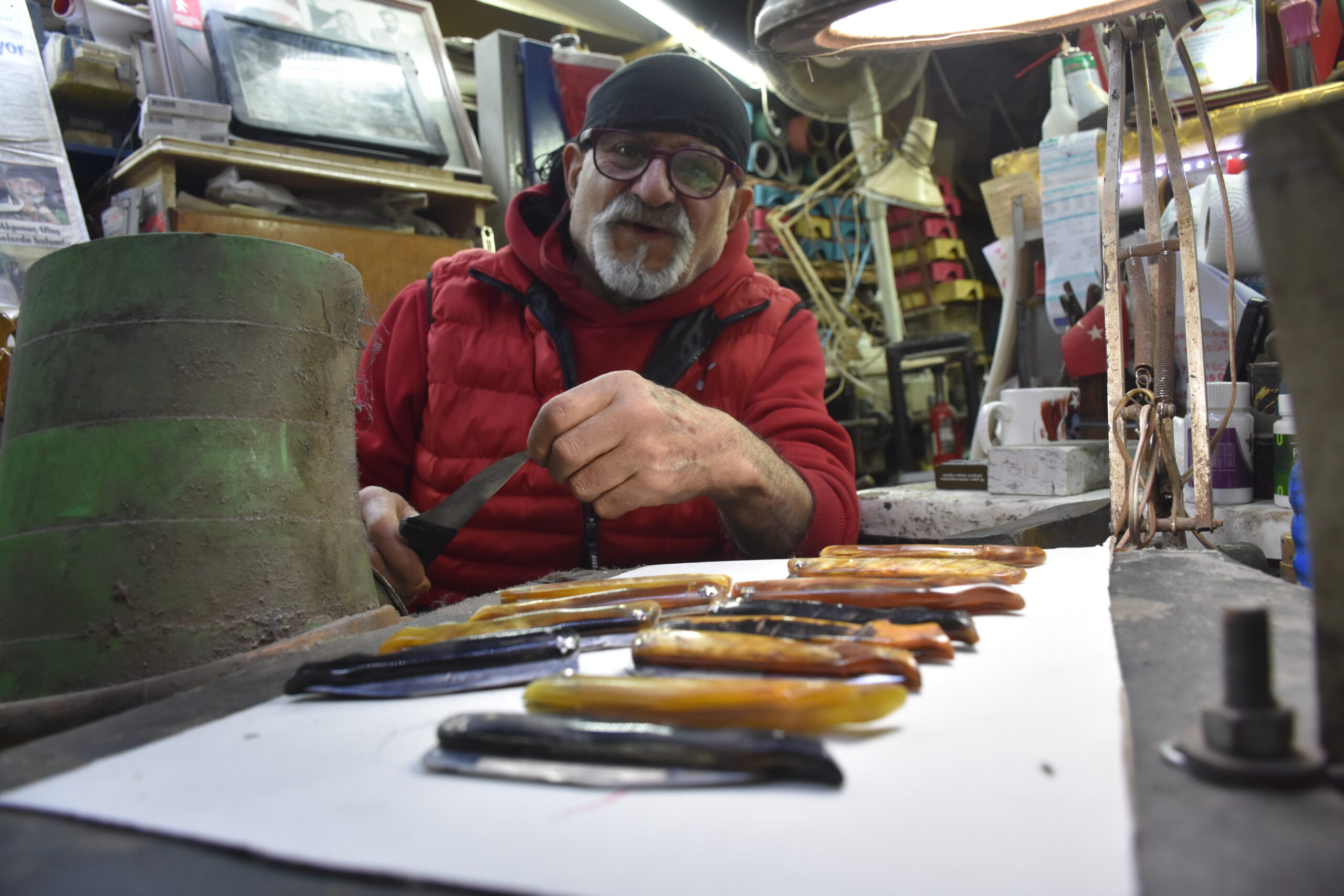 Sivas’ta Ürettiği 1,5 Santimetrelik Minyatür Bıçaklarla Guinness Rekorlar Kitabı’na Aday