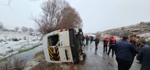 Sivas merkeze bağlı Alahacı köyü yakınlarında buzlanma nedeniyle kontrolden çıkan