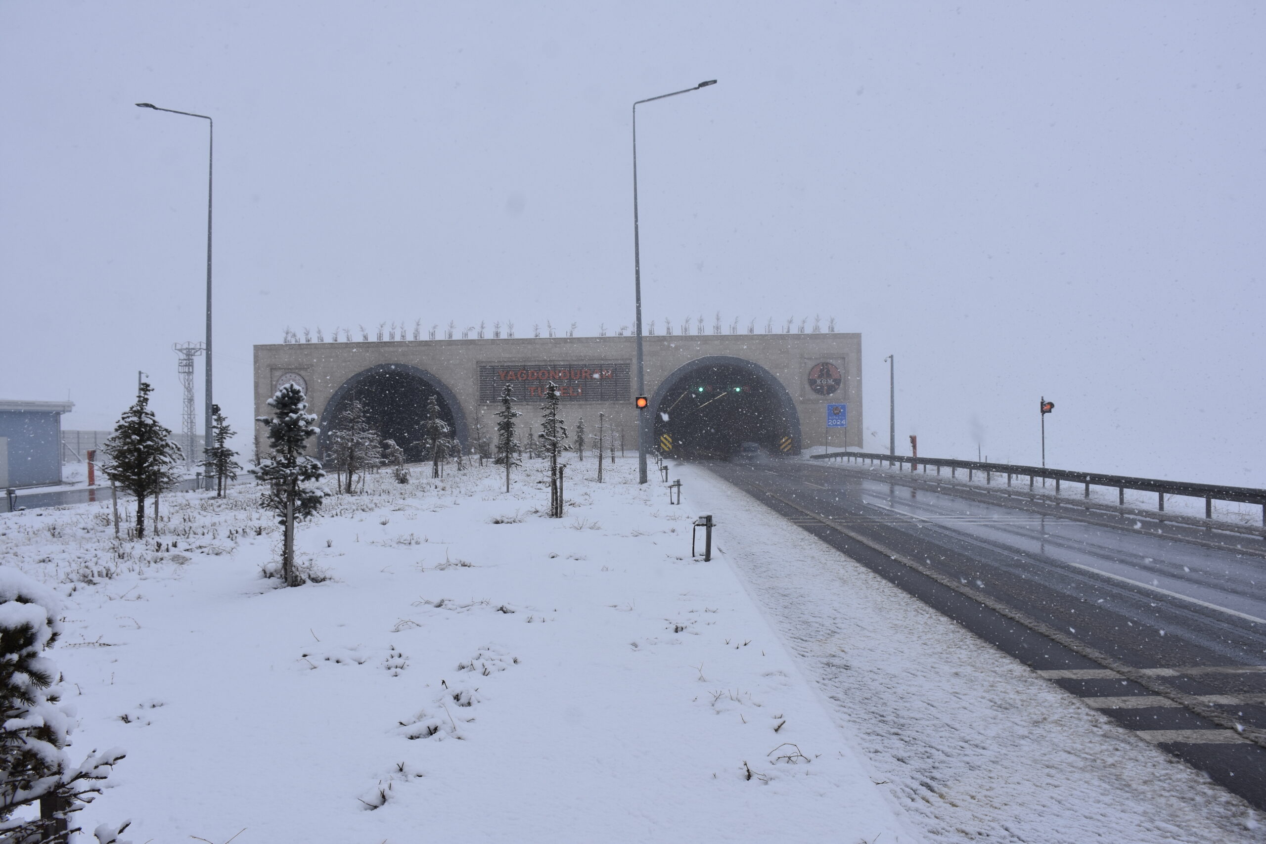 &nbsp; Yağdonduran Geçidi’nde Yoğun Kar ve Sis Sivas’ta sabah saatlerinden