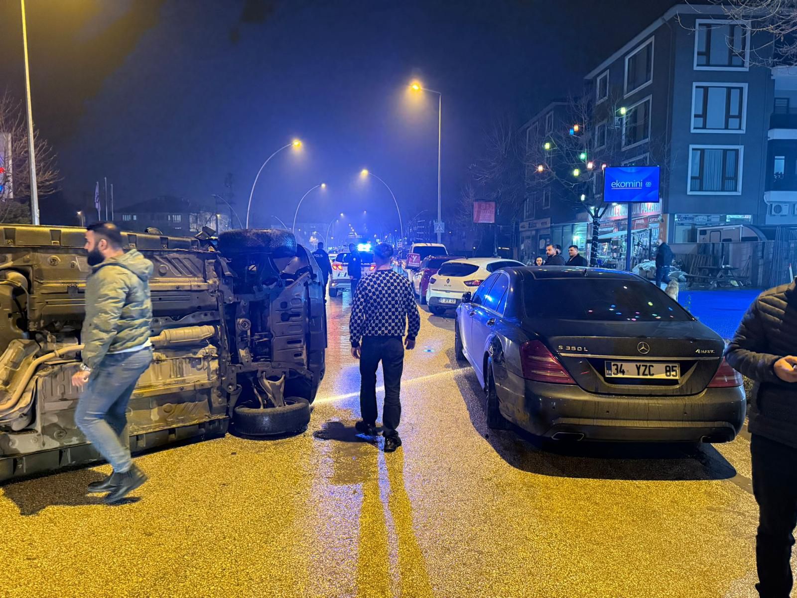 Düzce’de sürücüsünün kontrolünden çıkan ticari taksi, park halindeki otomobile çarptıktan