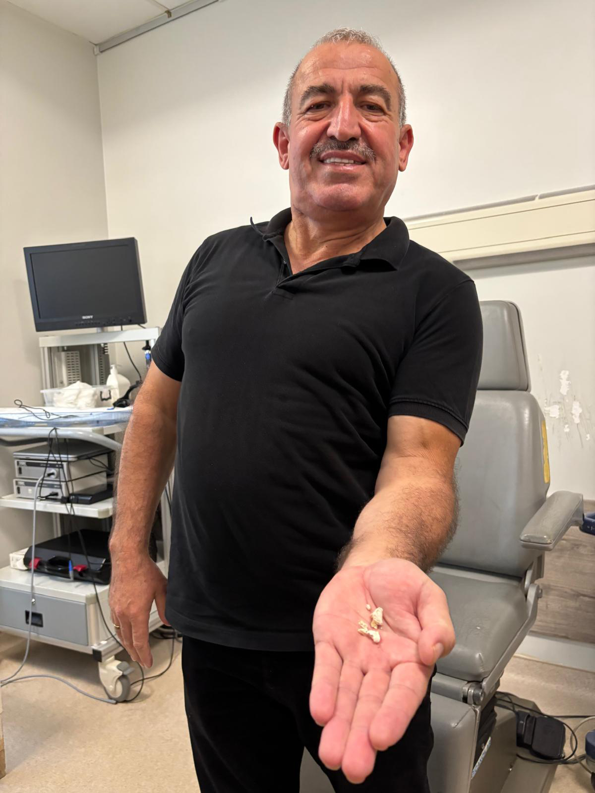 Boynundaki Şişlik, Minik Taşlarla Başladı Antalya Eğitim ve Araştırma Hastanesi