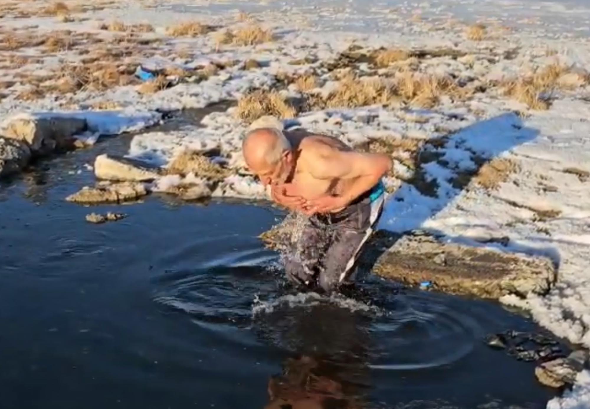 78 Yaşındaki Zeki Ustaoğlu, Her Yıl Kar Banyosu Yaparak Soğuğa