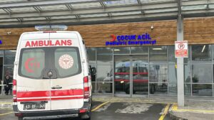 Ücretsiz Dağıtılan Çikolatalardan Yiyen Öğrenciler Zehirlenme Şüphesiyle Tedavi Altına Alındı