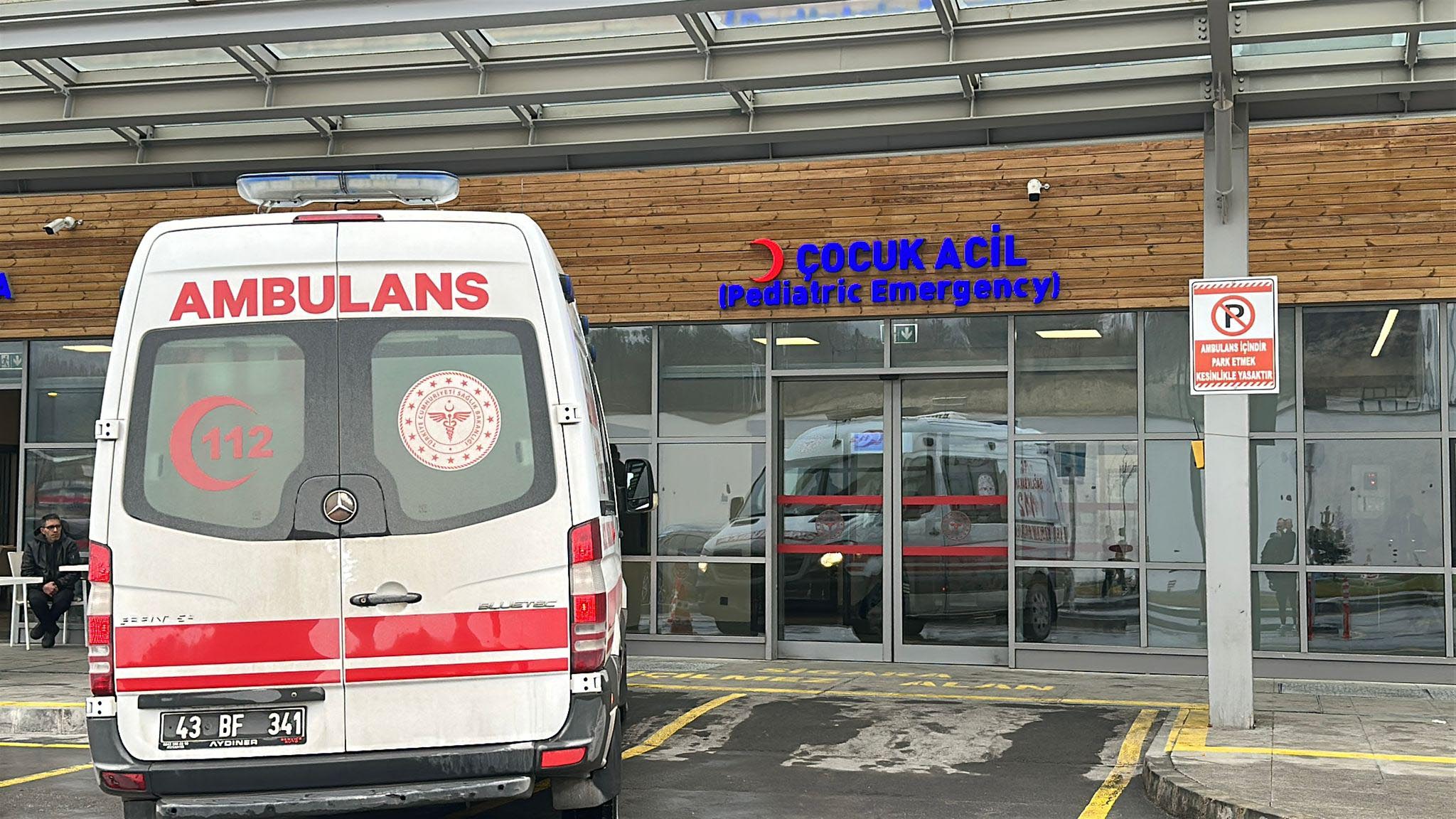 Ücretsiz Dağıtılan Çikolatalardan Yiyen Öğrenciler Zehirlenme Şüphesiyle Tedavi Altına Alındı