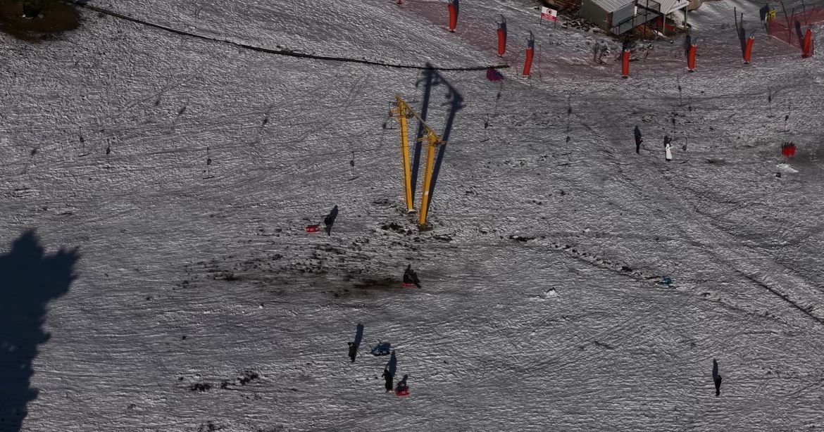 Beyaz Cennet Uludağ’da Kar Kalınlığı 6 Santimetrede Kaldı; Tatilciler Kayak