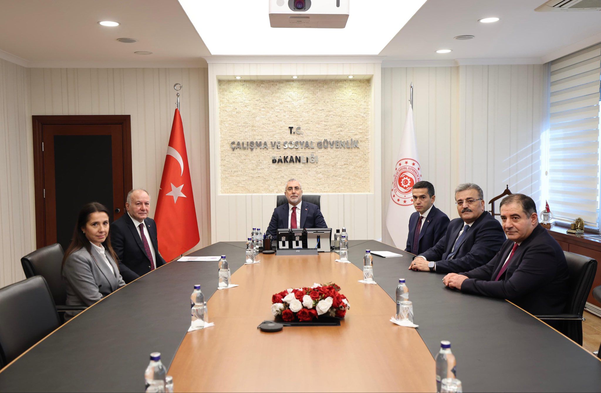 Çalışma ve Sosyal Güvenlik Bakanı Prof. Dr. Vedat Işıkhan, asgari