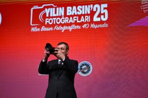 Cumhurbaşkanı Yardımcısı Cevdet Yılmaz, Türkiye Foto Muhabirleri Derneği tarafından bu