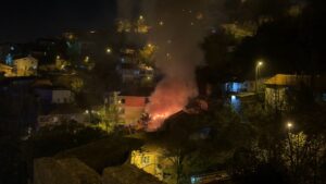 Zonguldak’ta soba bacasından çıkan yangın nedeniyle alevler içinde kalan müstakil