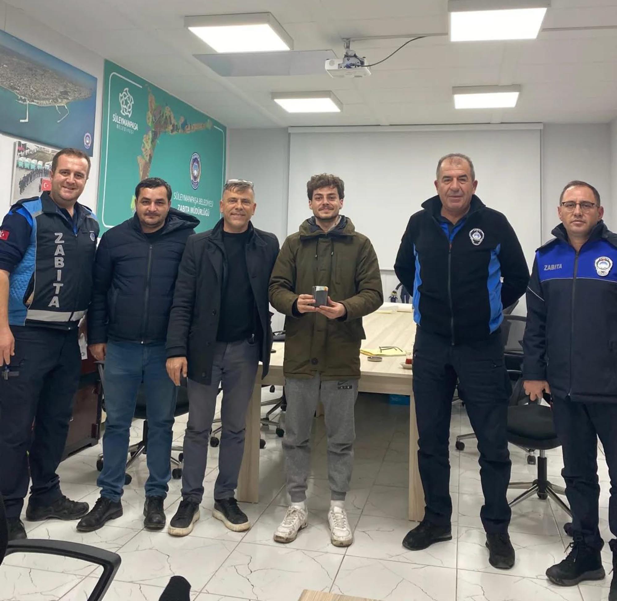 Tekirdağ’ın Süleymanpaşa ilçesinde yanlışlıkla çöp konteynerine atılan ve içinde bir