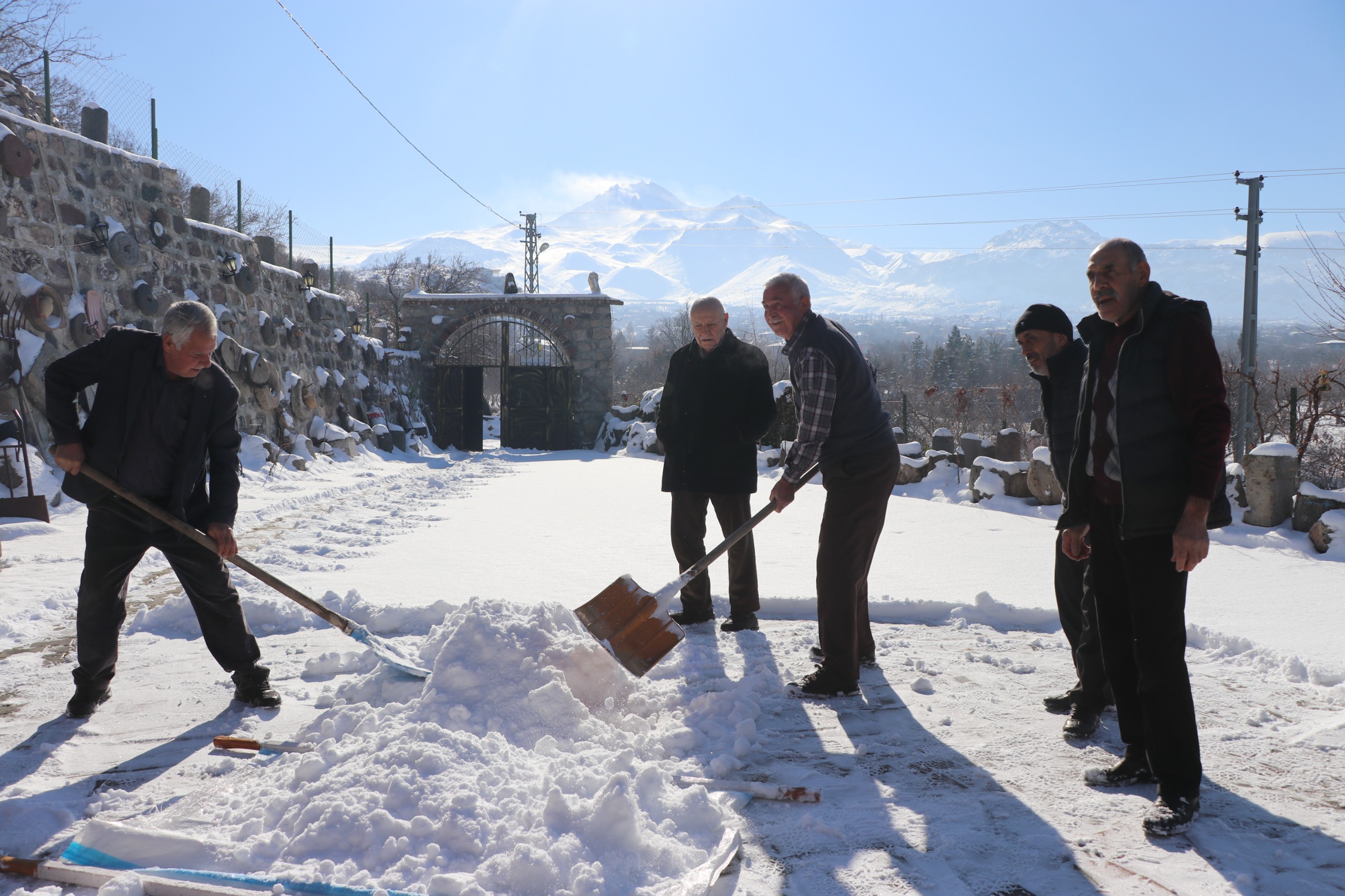 Kayseri’nin Hacılar İlçesinde Yarım Bin Yıllık Geçmişe Sahip Kar Kuyuları,