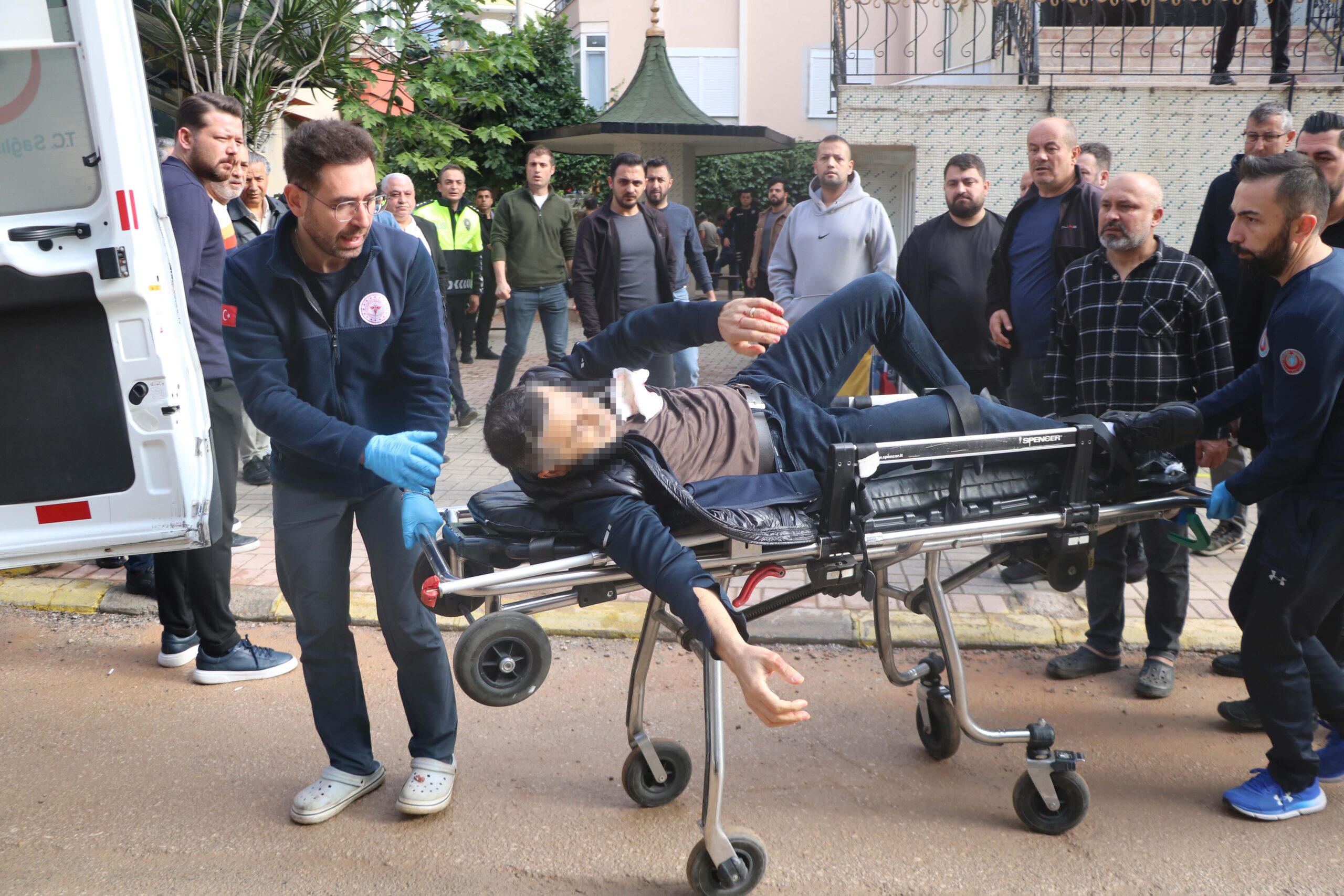 &nbsp; İlhan S., Yeğenleri ve Eniştesini Vurup Cami Avlusunda Kendini