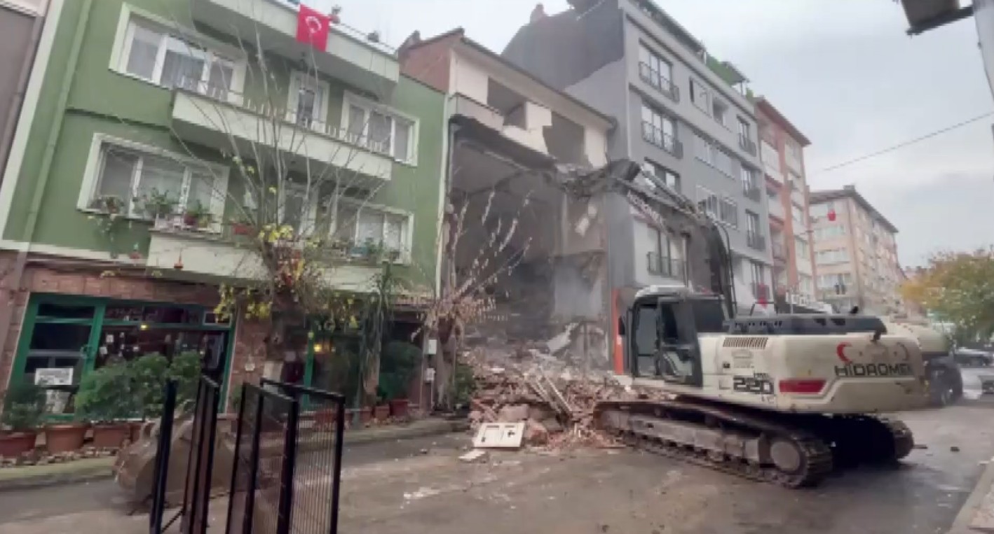 &nbsp; Osmangazi’de 4 Katlı Binada Sıradışı Yıkım Bursa Osmangazi ilçesi