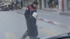 &nbsp; Samandağ’da Trafik Yoğunluğunda Yardım Hatay’ın Samandağ ilçesinde, trafiğin yoğun