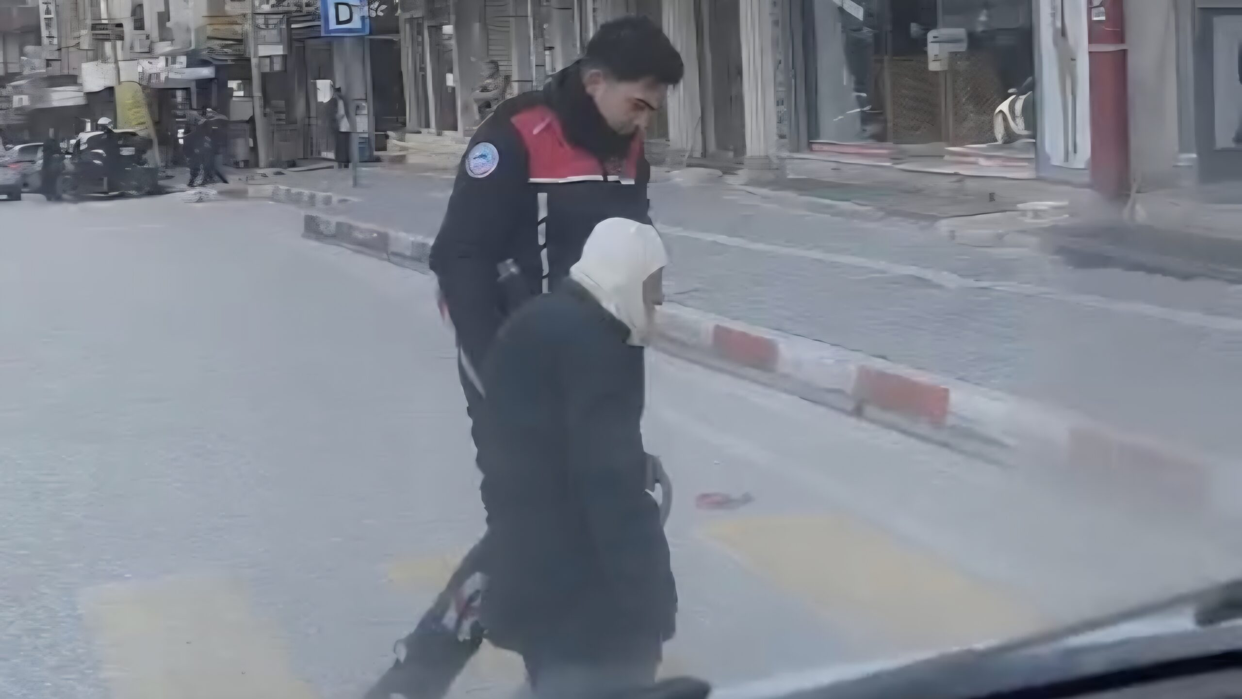 &nbsp; Samandağ’da Trafik Yoğunluğunda Yardım Hatay’ın Samandağ ilçesinde, trafiğin yoğun