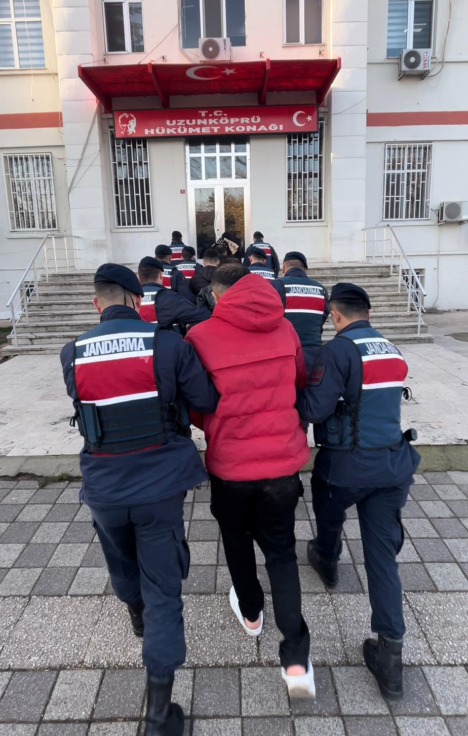 &nbsp; Uzunköprü’de Askeri Bölgede Yakalandılar Edirne’nin Uzunköprü ilçesinde, çeşitli suçlardan