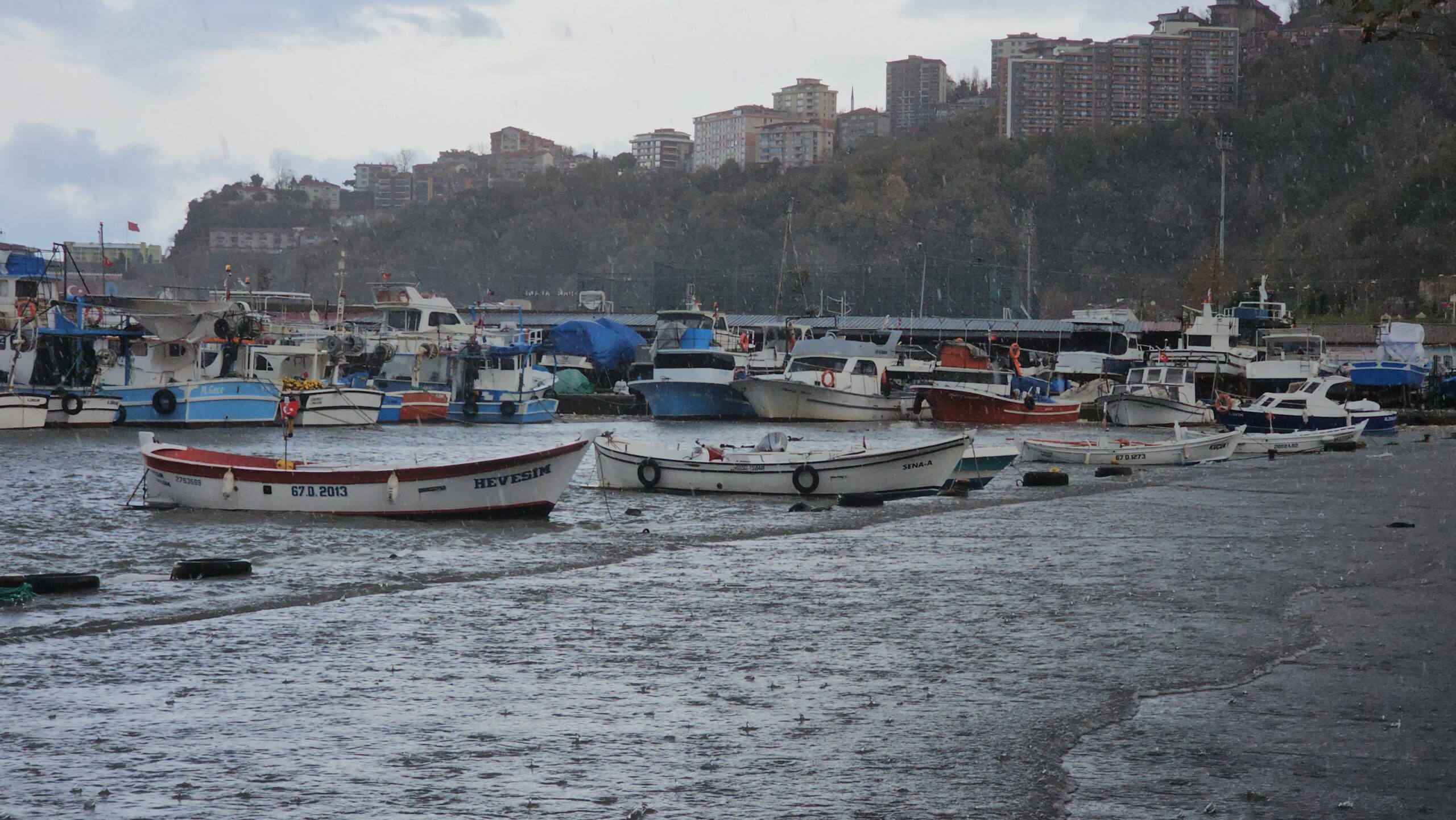 Kozlu Limanı’nda Deniz Taştı, Balıkçı Tekneleri ve Sahil Şeridi Zarar