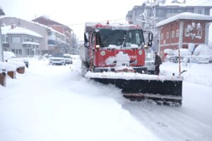 Bolu genelinde etkisini sürdüren yoğun kar yağışı, şehir merkezinde hayatı