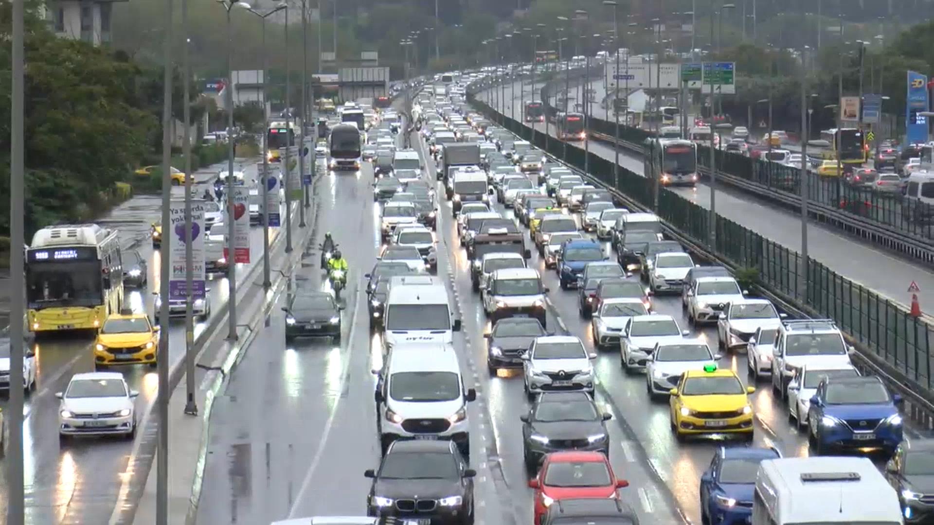 İstanbul’da haftanın ilk iş gününde etkili olan kuvvetli yağış, kent