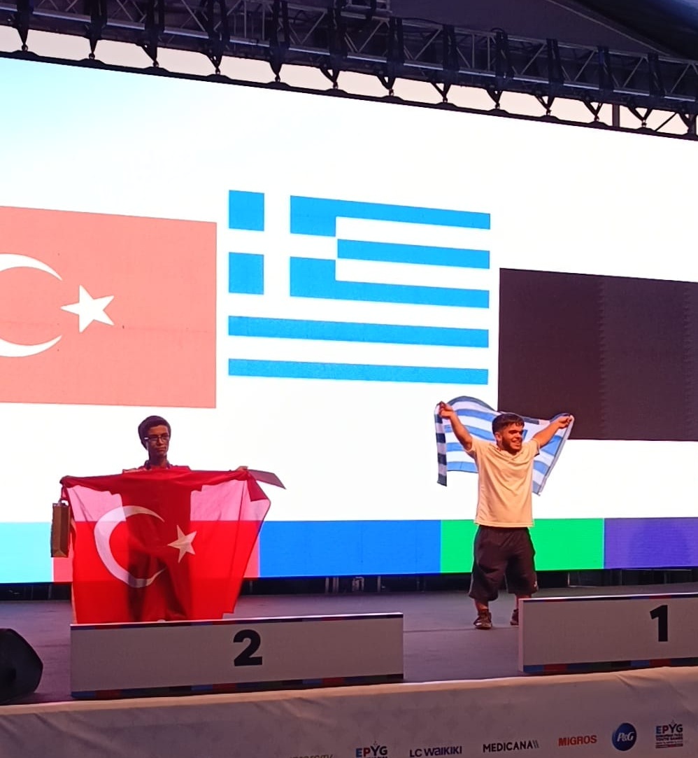 Bursa’da yaşayan 1 metre 32 santimetre boyundaki akondroplazi (cüce) hastası