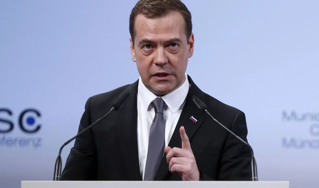Rusya Güvenlik Konseyi Başkan Yardımcısı Dmitriy Medvedev, ABD Başkanı Donald