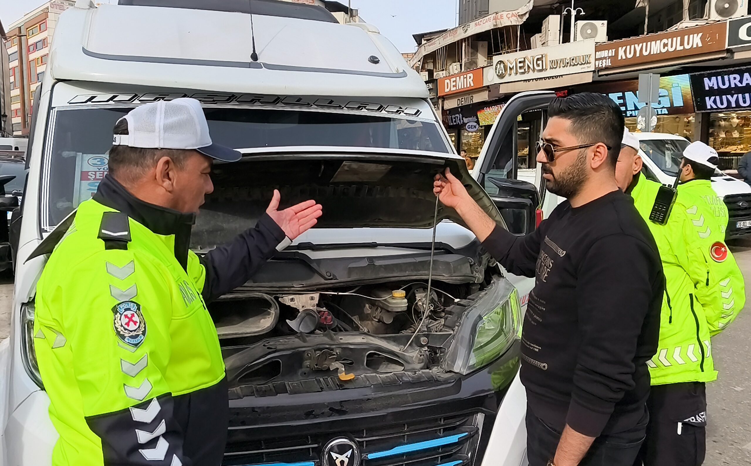 Adana’da gereksiz korna kullanan, emniyet kemeri takmayan ve seyir halindeyken