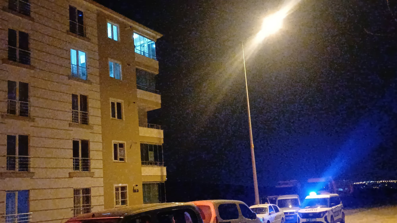 ÇORUM’da 5 katlı bir binanın en üst katındaki dairenin balkon