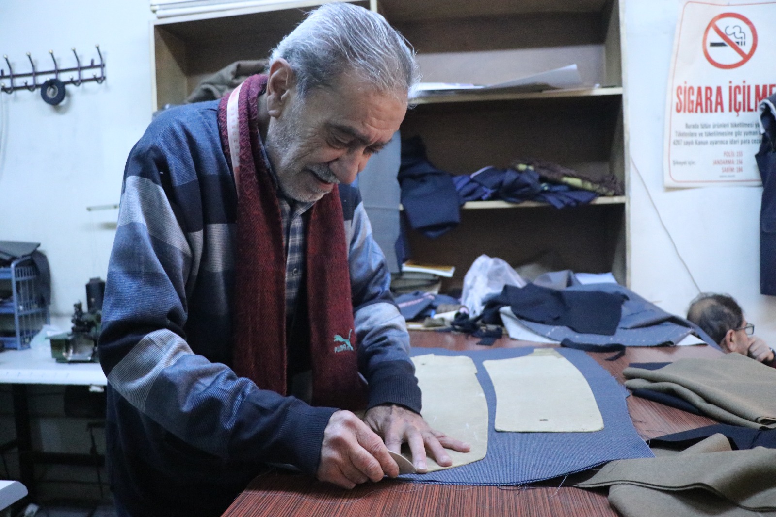 Kayseri’de 11 yaşında çırak olarak adım attığı terzilik mesleğini 65