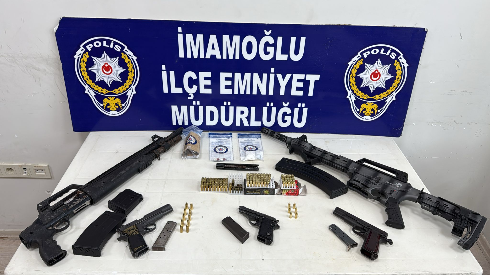 Adana’nın İmamoğlu ilçesinde bir çiftliğe düzenlenen operasyonda çok sayıda ruhsatsız