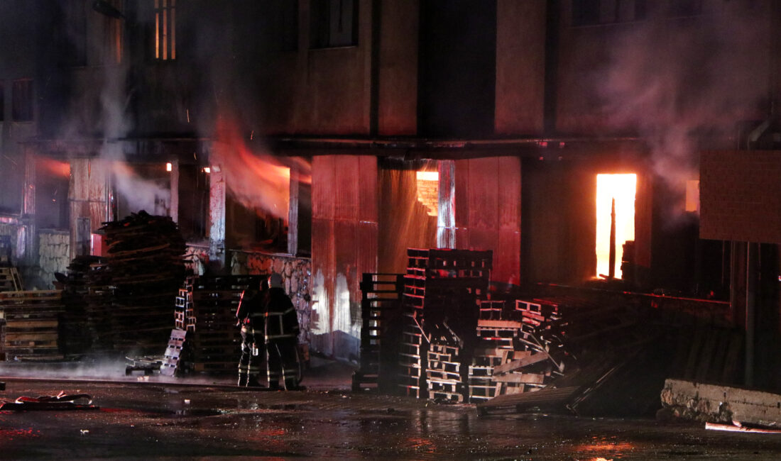 Adana’da parke ve panel üretimi gerçekleştiren bir fabrikada gece yarısı