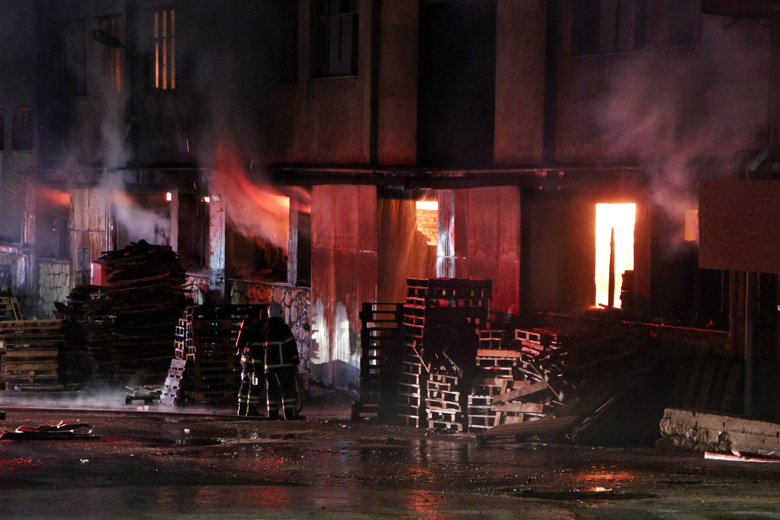 Adana’da parke ve panel üretimi gerçekleştiren bir fabrikada gece yarısı