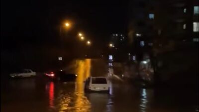 Adana’da etkili olan şiddetli sağanak yağış nedeniyle ana yollar suyla